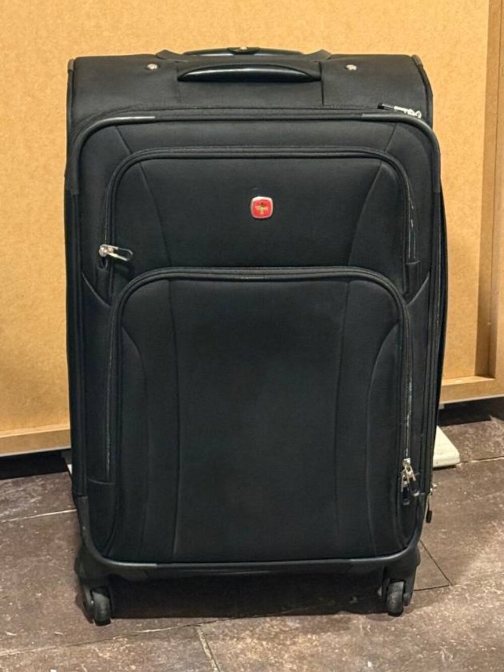 Swiss Gear Expandable Medium Spinner Checked Luggage / Suitcase